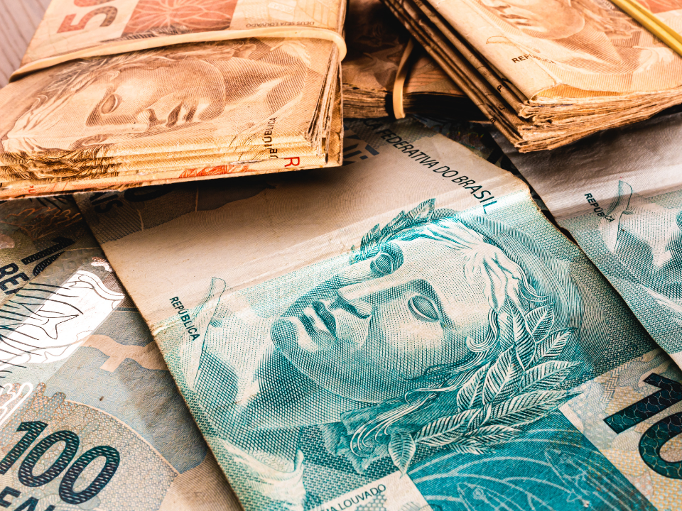 O dinheiro e sua influência na sociedade atual.